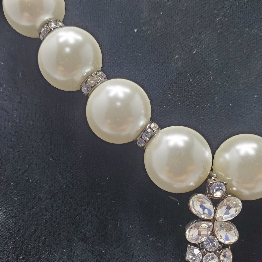 ALI KHAN princess pearls statement neck with crystal encrusted teardrop … - Picture 7 of 8